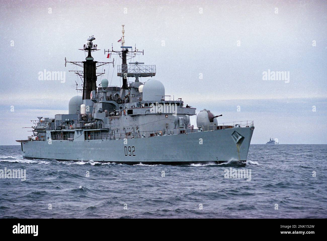 Der Typ42Zerstörer HMS Liverpool in Begleitung von HMS Nottingham