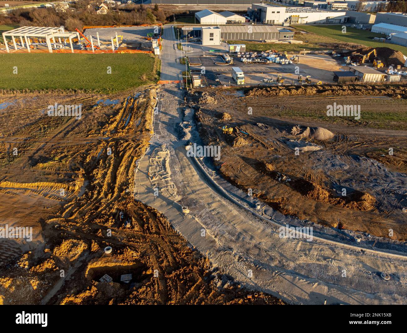 Luftaufnahme über einem Bauplatz mit viel freiliegendem Boden und einer neu errichteten Straße Stockfoto