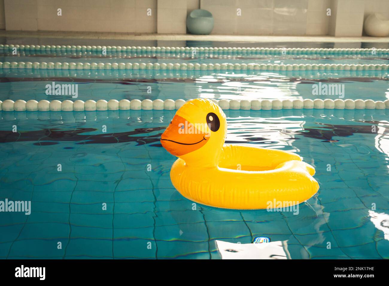 Hallenbad mit Schwimmwegen und Entengummiring Stockfoto