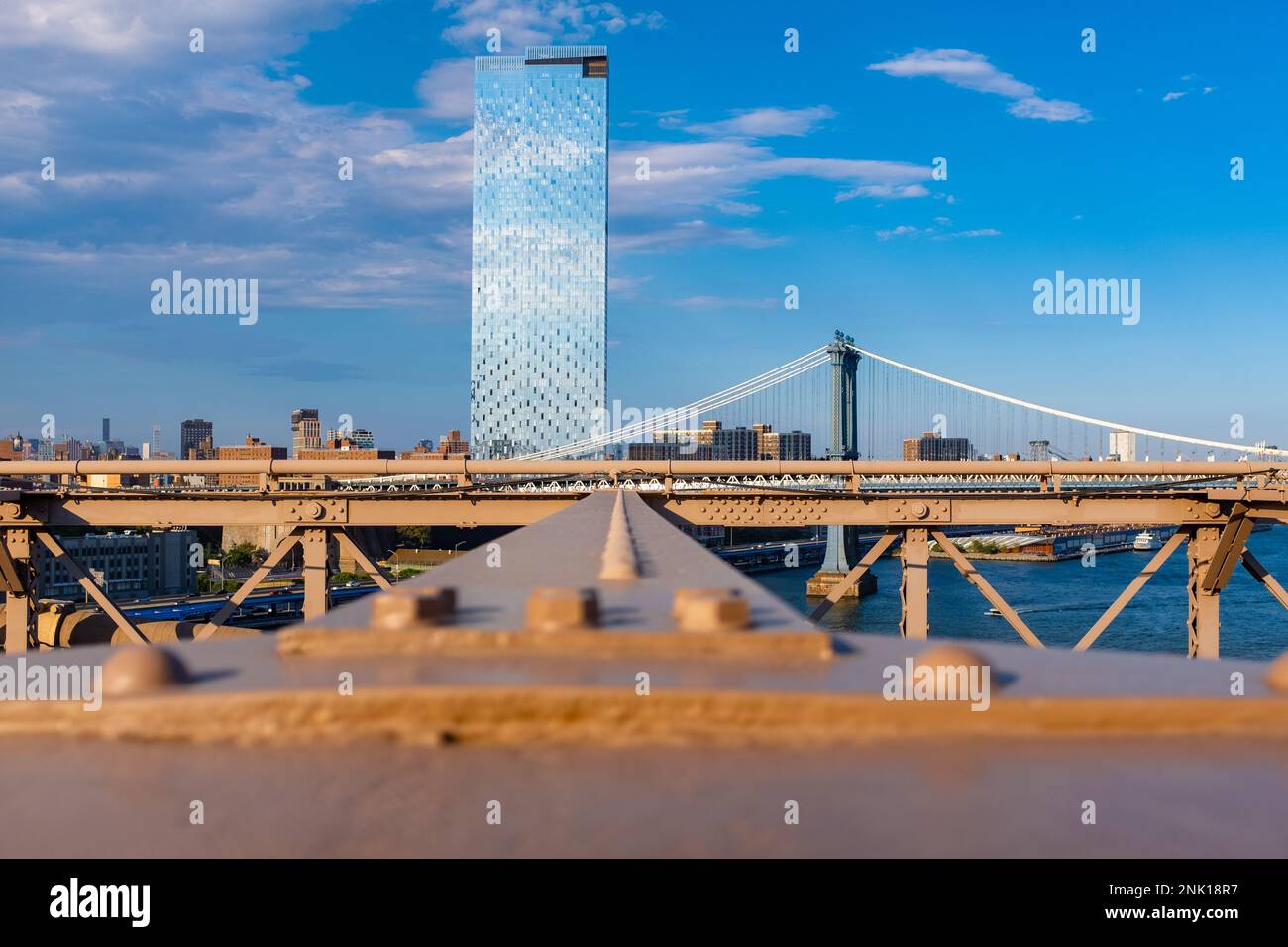 Ein Manhattan Square Wohnhaus, von der Brooklyn Bridge aus gesehen, an einem sonnigen Sommertag ohne Leute. Stockfoto