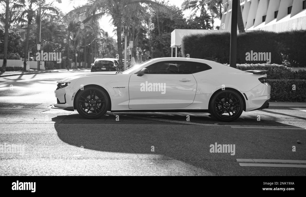 Palm Beach, Florida USA - 22. März 2021: Chevrolet Camaro Auto auf der Straße in Palm Beach. Seitenansicht Stockfoto