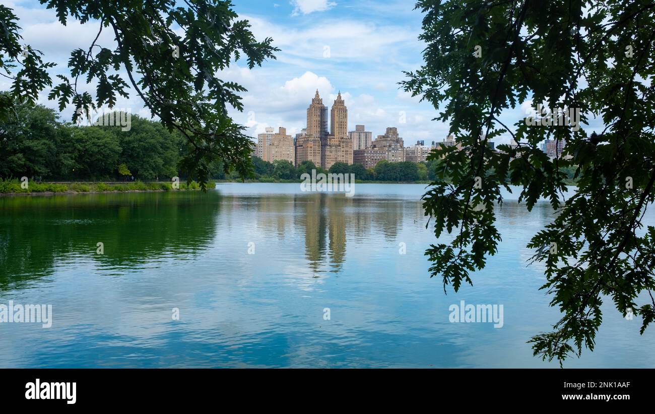 Blick auf das Apartmentgebäude El Dorado mit Blick auf das Jacqueline Kennedy Onassis Reservoir im Central Park, NYC. Aufgenommen o Stockfoto