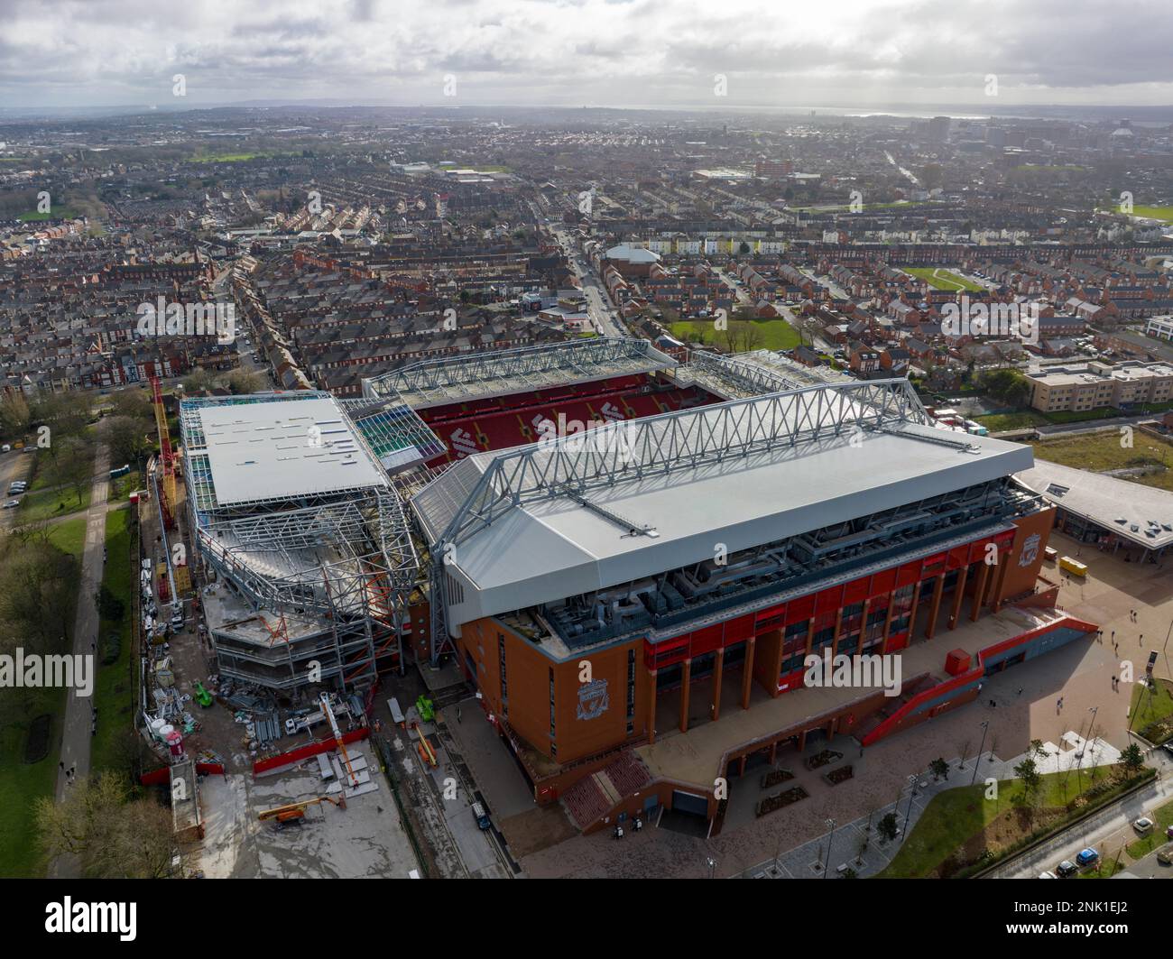 Luftdrohne des fantastischen Heims des Liverpool Football Club, Anfield! FT das KOP-Ende Stockfoto
