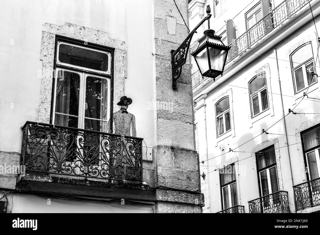 Lissabon, Portugal - 21. Oktober 2022: Eisenskulptur des Schriftstellers Pessoa auf einem Balkon in Lissabon Stockfoto
