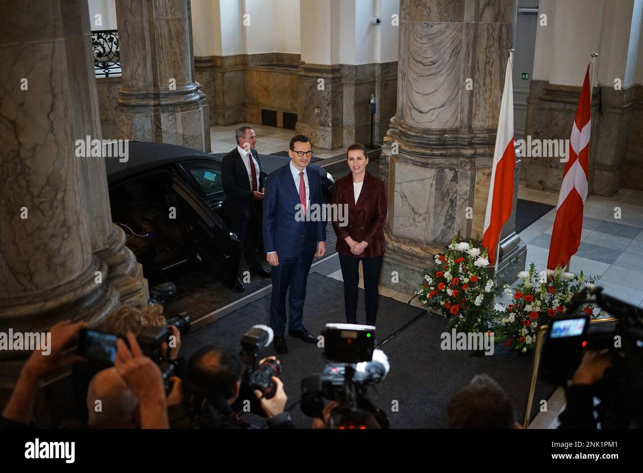 Dänemark / Kopenhagen - 23/02/2023, Thibault Savary / Le Pictorium - Polnischer Ministerpräsident in Dänemark für ein Treffen mit dänischer Ministerpräsidentin Mette Frederiksen zum ersten Kriegsjahr in der Ukraine. - 23/2/2023 - Dänemark / Kopenhagen - dänische Premierministerin Mette Frederiksen begrüßt den polnischen Premierminister Mateusz Morawiecki in Christiansborg zu einem Treffen zum ersten Jahr des Konflikts in der Ukraine. Stockfoto