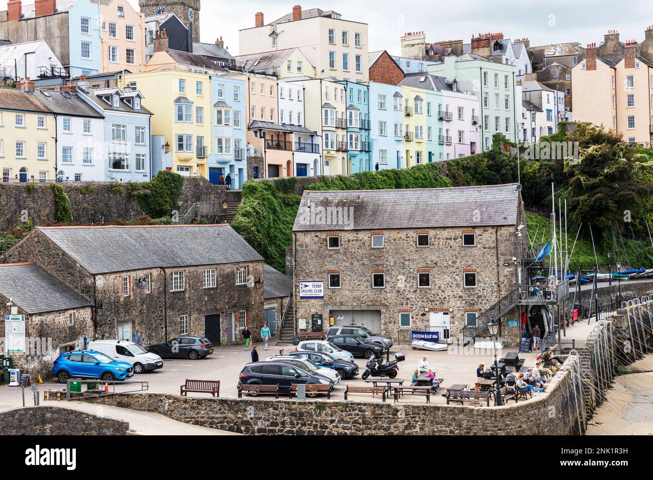 Tenby Hafen und Stadthäuser mit Blick auf Tenby, Pembrokeshire, Wales, Tenby Hafen, Tenby Wales, Tenby UK, Harbour, Harbor, UK, Häuser, Stockfoto