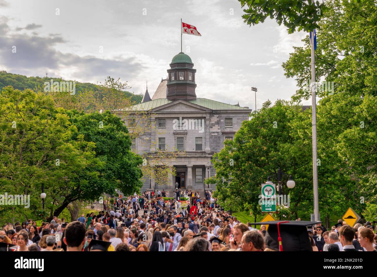 Besucher auf dem Campus der McGill University am Abschlusstag im Frühjahr in Montreal Quebec, Kanada Stockfoto