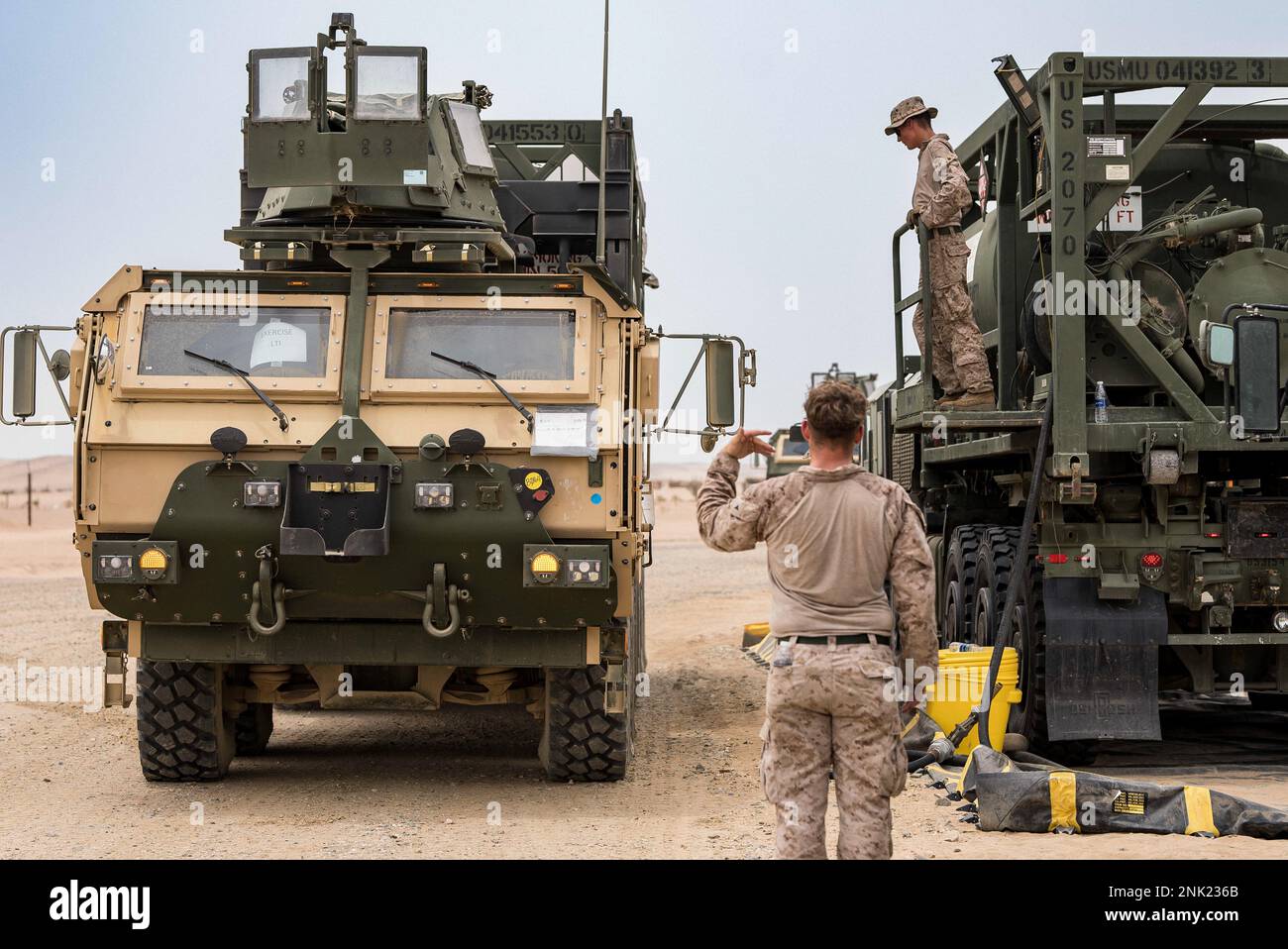 USA Marine Corps Lance CPL. Benjamin Thompson, ein Tanker der Combat Logistics Regiment 1, 1. Marine Logistics Group, stellt eine LVSR AMKR18 für die Betankung in einem Logistik-Unterstützungsgebiet ein, das im Königreich Saudi-Arabien während der Übung Native Fury 22 vom 11. August 2022 eingerichtet wurde. Native Fury 22 ist von entscheidender Bedeutung für die Stärkung der langjährigen Beziehungen der Vereinigten Staaten zu den saudischen Streitkräften. Die Übung stärkt die Kombination von Taktik und maritimen Fähigkeiten und fördert die langfristige regionale Stabilität. Stockfoto