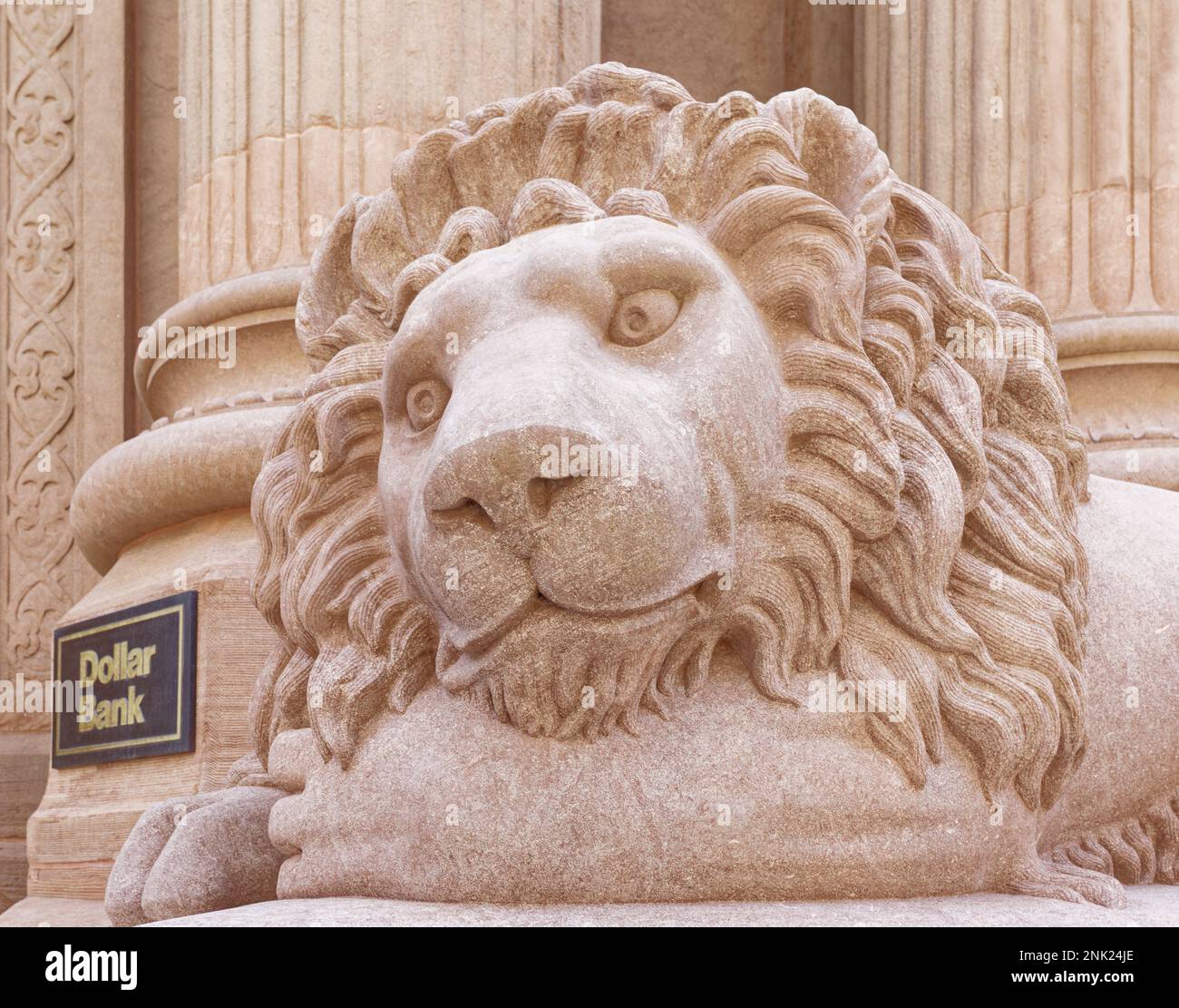 Pittsburgh Downtown: Nachbildungen der Dollar Bank Guardian Lions. Die Originale sind in der Lobby. Stockfoto