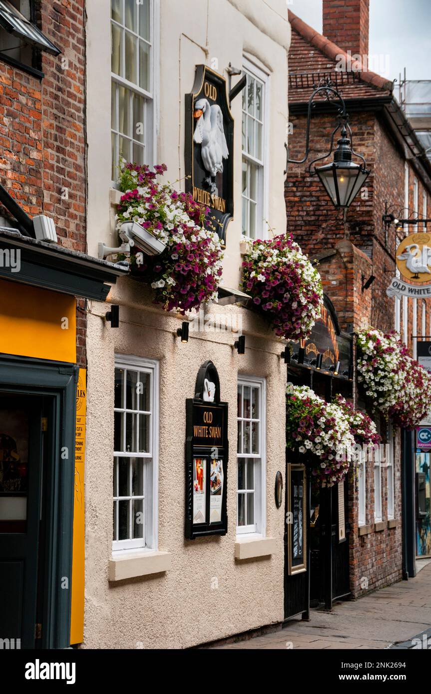 Der Old White Swan Pub in York, England, ist der drittälteste Pub der Stadt. Stockfoto