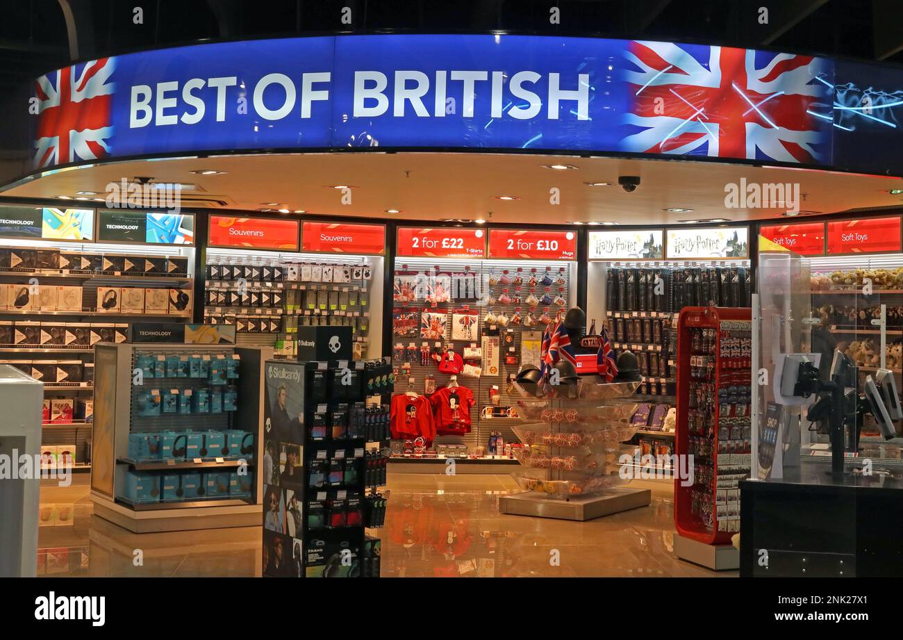 Union Jack Flags im Best of British Outlet Shop - am internationalen Flughafen Manchester, Nordwestengland, Großbritannien, M90 1QX Stockfoto