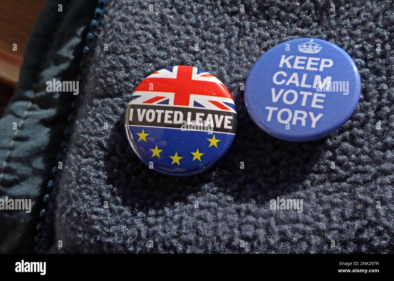 Ich habe für Leave & Keep Calm gestimmt und wähle Tory Badges auf einer Tory Wählerjacke Stockfoto