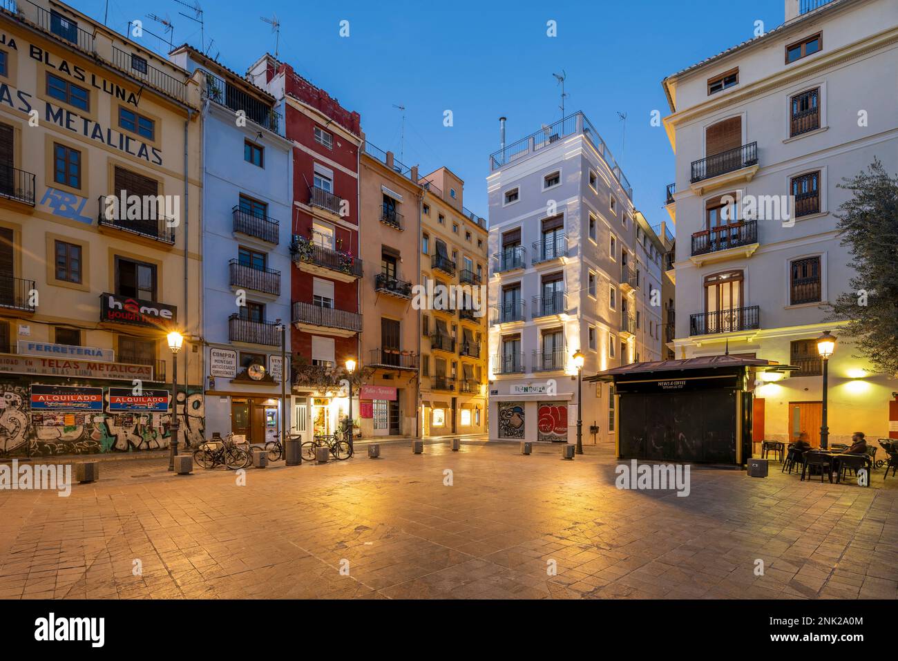 Malerischer Blick auf einen kleinen Platz der Altstadt in der Abenddämmerung, Valencia, Spanien Stockfoto