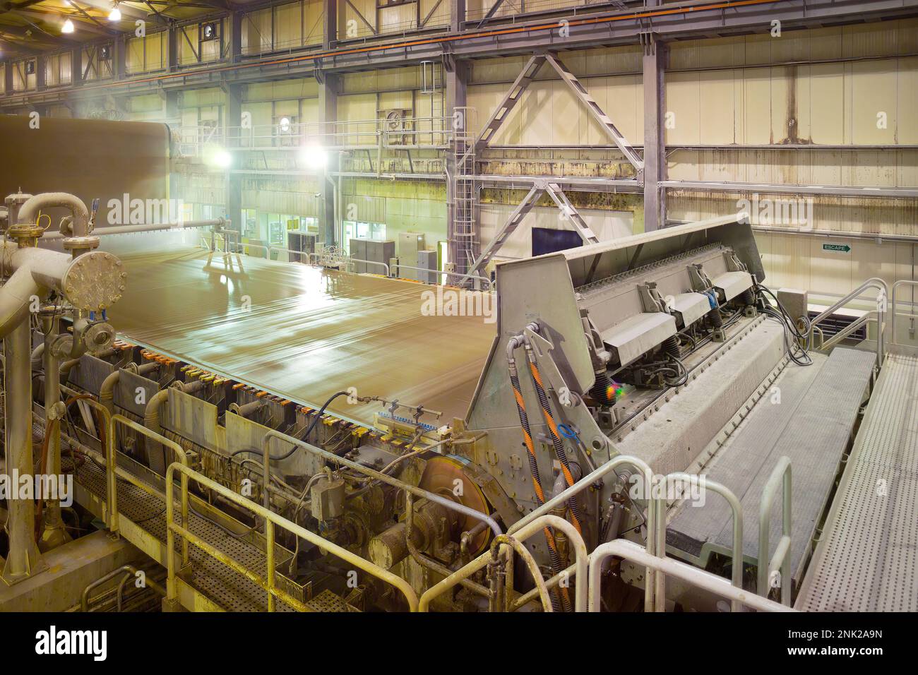 Die Maschinen in einer Papierfabrik. Stockfoto