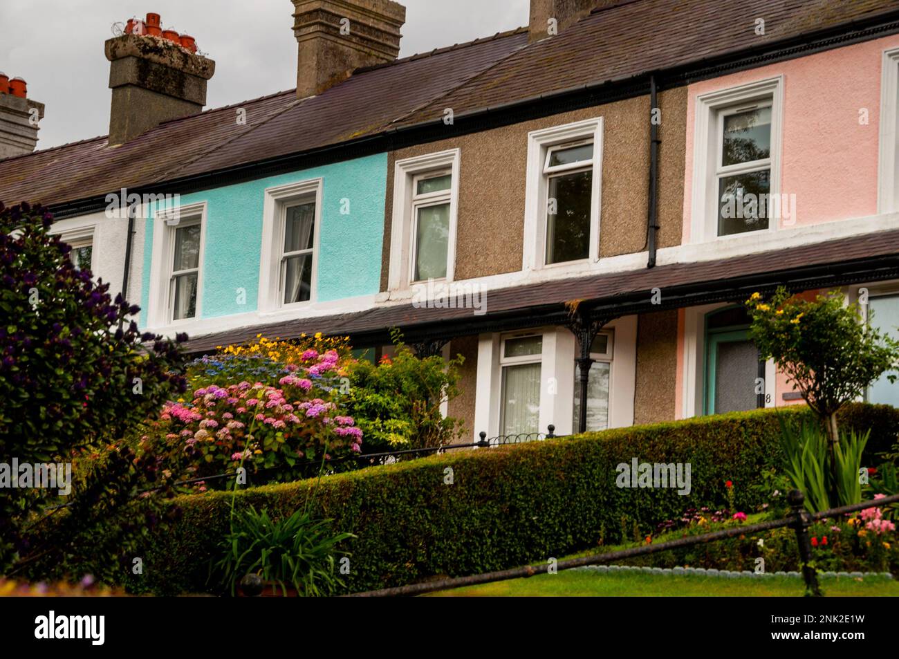 Terrassenhäuser in der walisischen Küstenstadt Caernarfon, Wales. Stockfoto