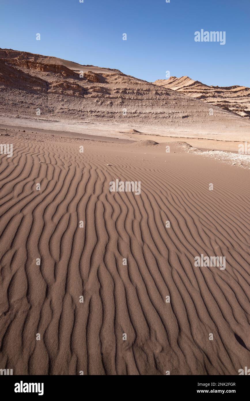 Gewellte, vom Wind gewehene Sandmuster im Moon Valley, San Pedro de Atacama, Chile Stockfoto
