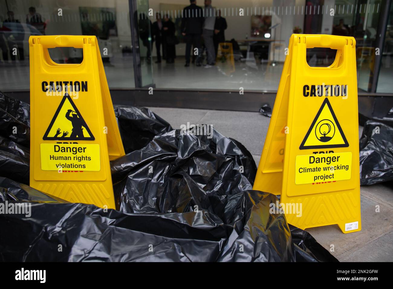 London, England, Vereinigtes Königreich, 23/02/2023, Mitglieder von Coal Action schließen sich weltweiten Protesten gegen die Versicherer Talbot und Cincinnati an und drängen sie, die Versicherung der ostafrikanischen Rohölpipeline (EACOP) einzustellen Stockfoto