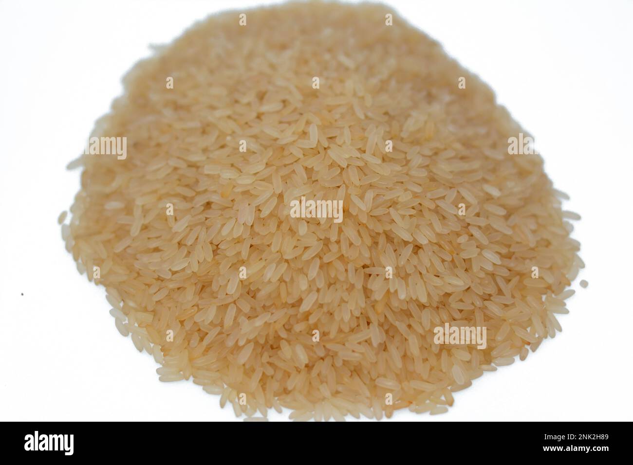 Gelber goldener Basmati-Reis, eine Sorte von lang- und dünnkörnigem ...