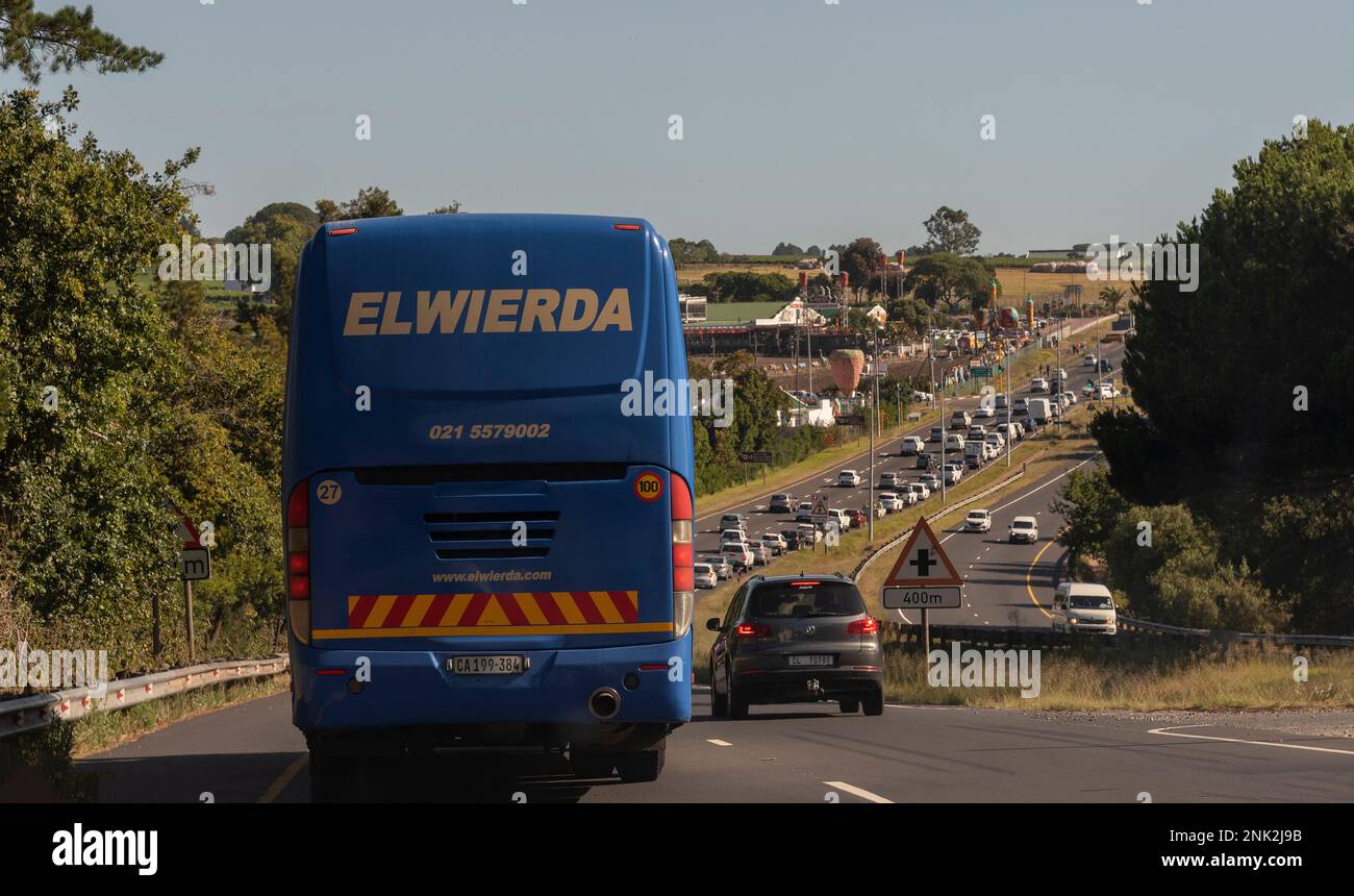 Stellenbosch, Westkap, Südafrika. 2023. Blauer öffentlicher Bus steht in einem Überfall. Stockfoto