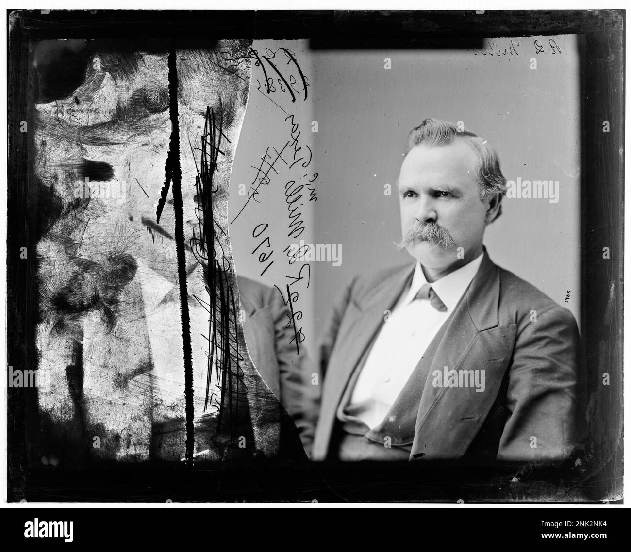 Colonel Roger Quarles Mills von der 10. Texanischen Infanterie, C.S.A., in einem formellen Porträt aufgenommen. Er diente während des Bürgerkriegs in der Konföderierten Armee und wurde sowohl in Missionary Ridge als auch in Atlanta verwundet. Stockfoto