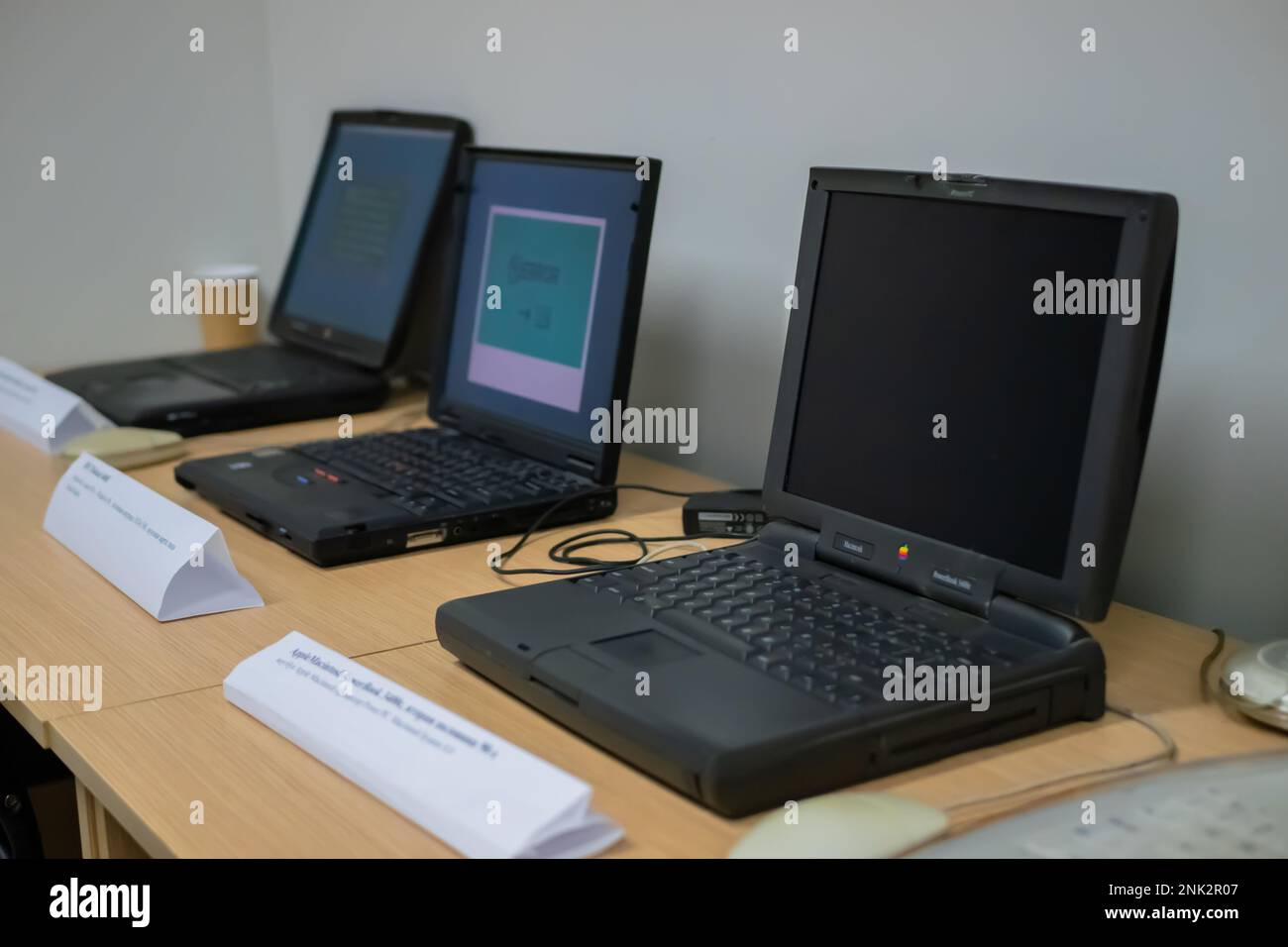 Ausstellung alter Laptop-Computer im Technikmuseum Stockfoto