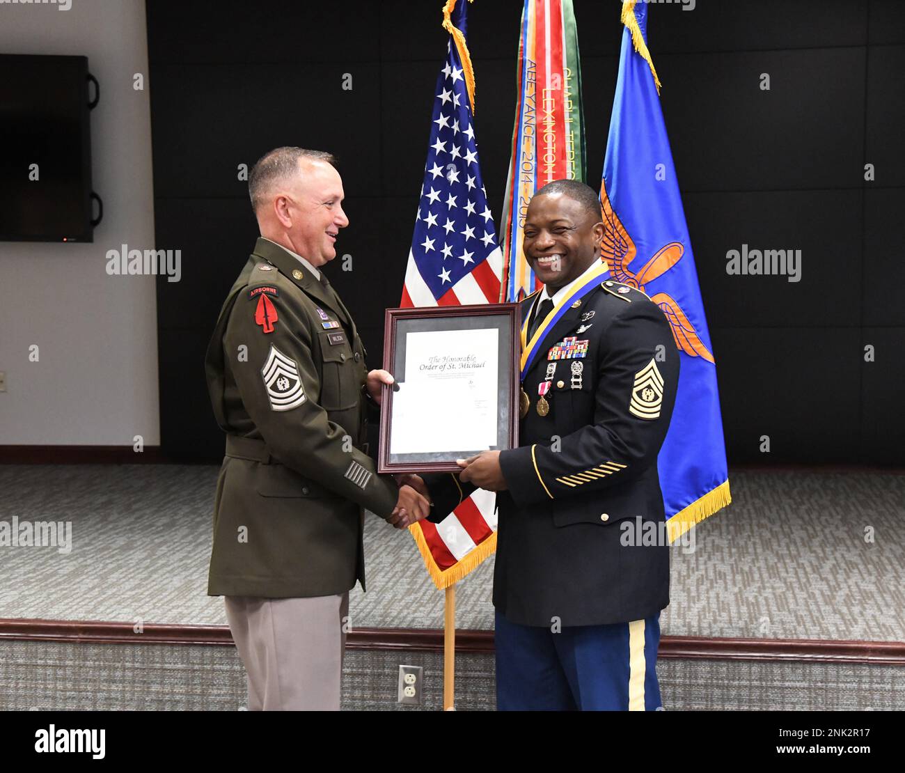 General Morgan L. Evans, Jr., scheidender U.S. Army Aviation Center of Excellence, Sergeant Major der G-3-Operation, erhält den Honorable Order of Saint Michael - Bronze Award von General James D. Wilson, Aviation Branch Command Sergeant Major, während einer Zeremonie in Fort Rucker, Ala., 11. August 2022. Army Aviation, TRADOC, USAACE, Order St michael, Stockfoto