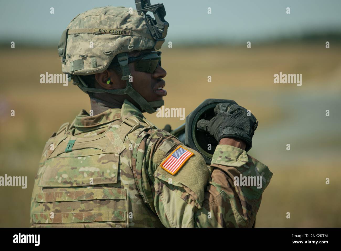 USA Dante Carter, ein Mitglied des Militärgeheimdienstes von 66., bereitet eine weitere Runde für das M1-36-Gewehr während der 2022 USA vor Army Europe and Africa Best Squad Competition auf Grafenwoehr Trainingsgelände, Deutschland, 11. August 2022. Teams aus allen USAREUR-AF-Ländern testen ihre taktische Kompetenz, Kommunikation und allgemeinen Zusammenhalt, während sie um den Titel „Best Squad“ kämpfen. Die Gewinner dieses Wettbewerbs werden USAREUR-AF in den USA vertreten Army Best Squad Competition in Fort Bragg, North Carolina Ende des Jahres. Stockfoto