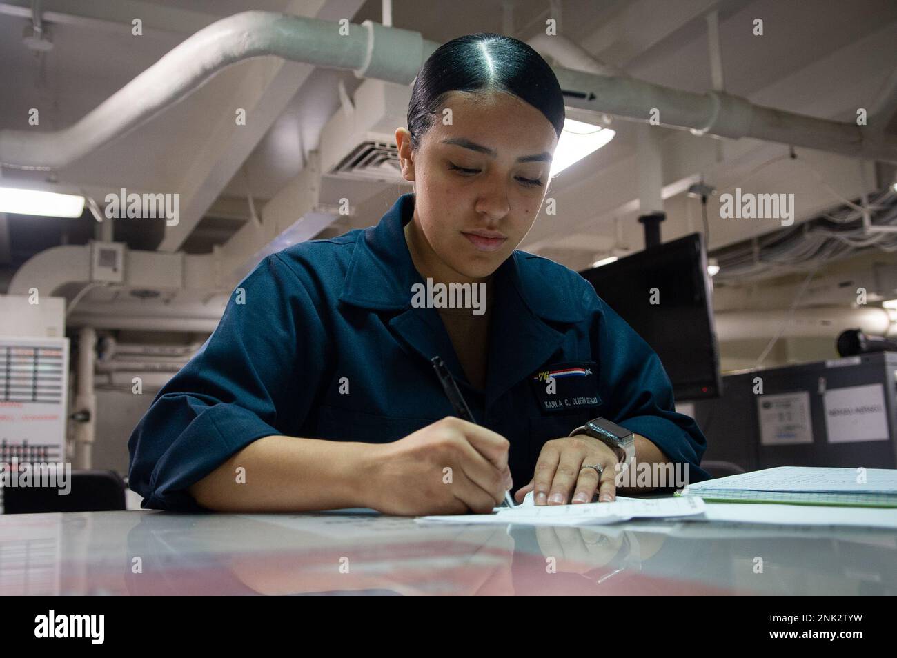 220811-N-IG750-1039 PHILIPPINE SEA (11. Aug. 2022) Logistics Specialist Seaman Karla Olvera-Delgado aus Deland, Florida, unterzeichnet Quittungen im Main 2 Vorratsraum an Bord der USA Der einzige vorwärtsgesetzte Flugzeugträger der Navy USS Ronald Reagan (CVN 76) in der Philippinischen See, August 11. Ronald Reagan, das Flaggschiff der Carrier Strike Group 5, stellt eine kampfbereite Truppe bereit, die die Vereinigten Staaten schützt und verteidigt und Bündnisse, Partnerschaften und kollektive maritime Interessen in der Region Indo-Pazifik unterstützt. Stockfoto