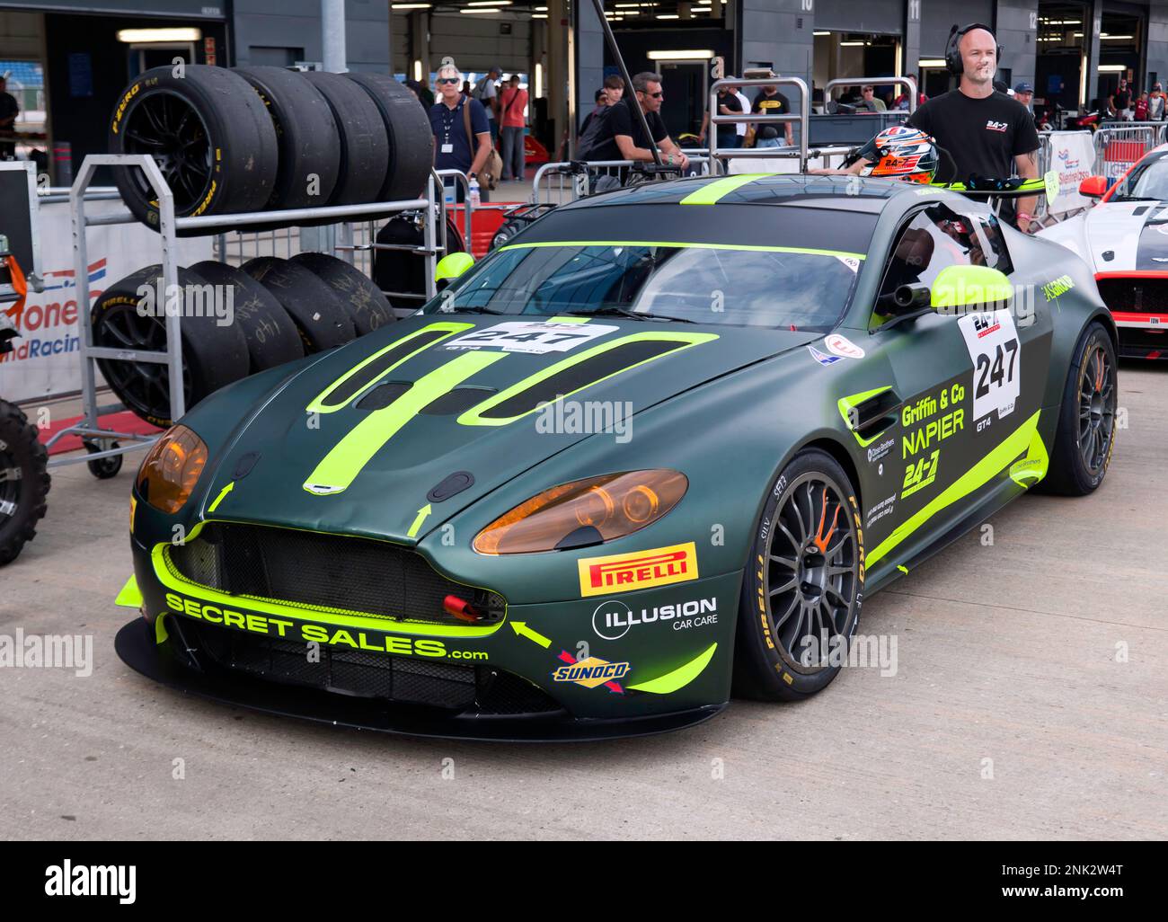 24-7 Motorsport's 2016, Aston Martin GT4, in der International Paddock, vor dem Beginn der Masters GT4 Classic Silverstone Challenge, Stockfoto