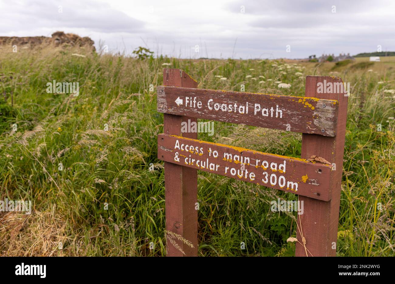 SCHOTTLAND, EUROPA – Schild „Fife Coastal Path“, in der Nähe von Pittenweem. Stockfoto