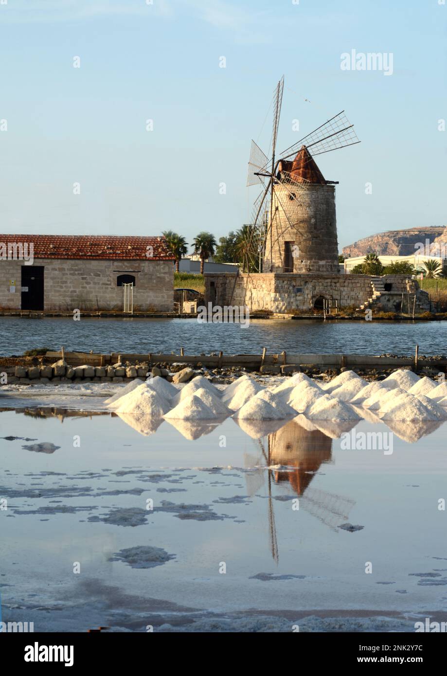 Das Naturschutzgebiet Saline di Trapani und Paceco ist ein Naturschutzgebiet in Sizilien, in dem die alte Meersalzgewinnung stattfindet Stockfoto