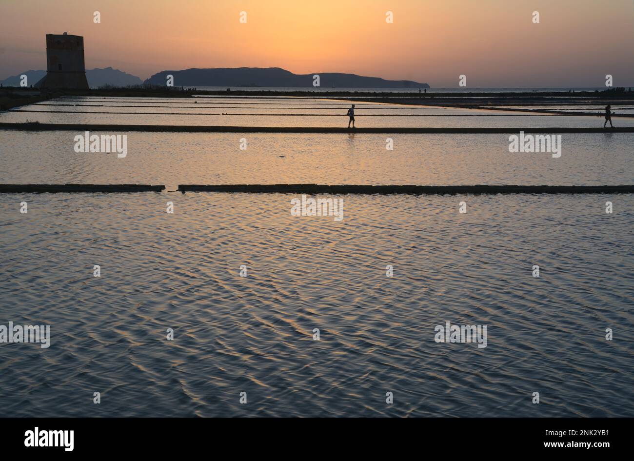 Das Naturschutzgebiet Saline di Trapani und Paceco ist ein Naturschutzgebiet in Sizilien, in dem die alte Meersalzgewinnung stattfindet Stockfoto