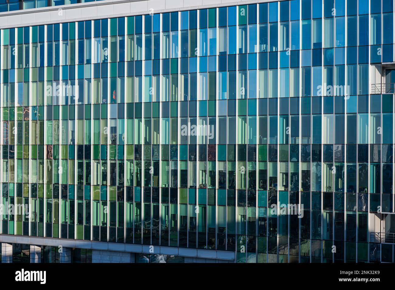 Saint Josse, Region Brüssel-Hauptstadt, Belgien - Februar 08 2023 - rechteckige Fenster des Bundesverwaltungsgebäudes Stockfoto