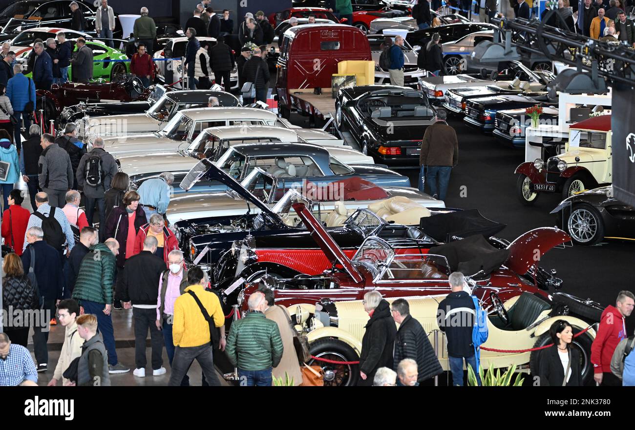 Stuttgart, Deutschland. 23. Februar 2023. Beucher Sehen Sie sich auf der Messe Retro Classics alte Mercedes-Benz-Fahrzeuge in den Hallen der Messe Stuttgart an. Auf der Messe Retro Classics, der weltweit größten Messe für Fahrkultur, werden hauptsächlich historische Autos und Zweiräder gezeigt. Kredit: Bernd Weißbrod/dpa/Alamy Live News Stockfoto