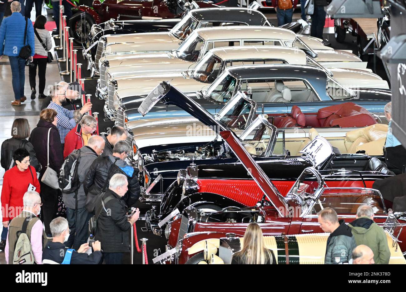 Stuttgart, Deutschland. 23. Februar 2023. Beucher Sehen Sie sich auf der Messe Retro Classics alte Mercedes-Benz-Fahrzeuge in den Hallen der Messe Stuttgart an. Auf der Messe Retro Classics, der weltweit größten Messe für Fahrkultur, werden hauptsächlich historische Autos und Zweiräder gezeigt. Kredit: Bernd Weißbrod/dpa/Alamy Live News Stockfoto