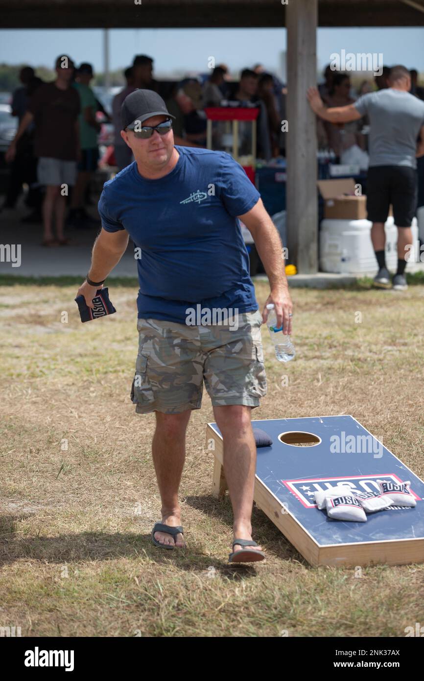 Hauptquartier und Stützbattalion (H&S), Marine Corps Installations East – Marine Corps Base (MCB) Camp Lejeune veranstaltete die jährliche H&S Battalion Beach Bash in Onslow Beach, MCB Camp Lejeune, North Carolina, 11. August 2022. Die H&S Battalion Beach Bash ist eine Veranstaltung, die von der Führung koordiniert wird, um eine gesunde Familie und Kommandobeziehung zu fördern und die Moral unter den Kriegern zu steigern. Stockfoto