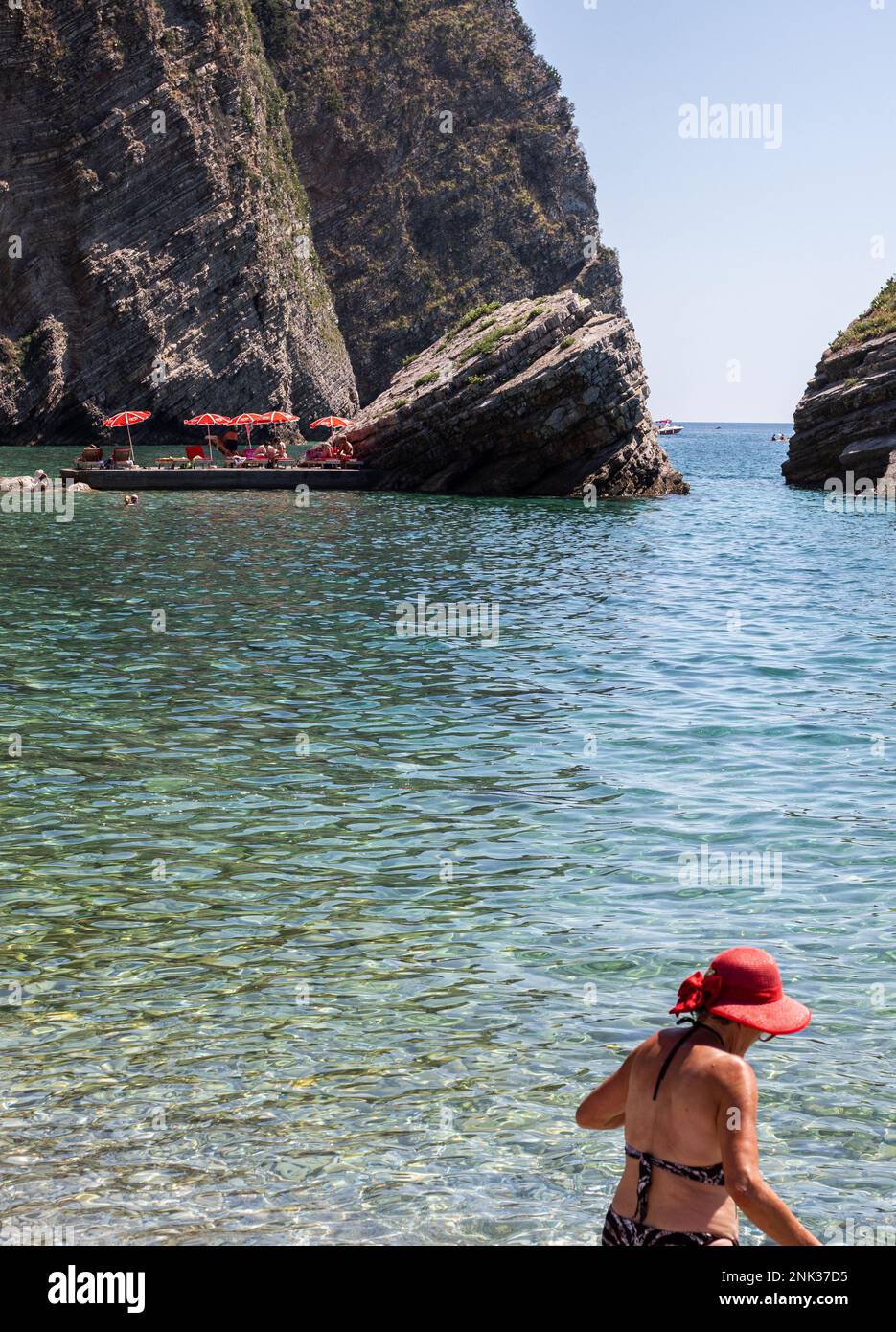 Eine Frau mit rotem Hut will schwimmen Stockfoto