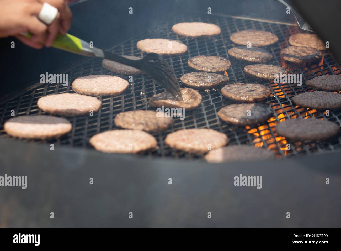 Hauptquartier- und Stützbataillon (H&S), Marine Corps Installations East – Marine Corps Base (MCB) Camp Lejeune war Gastgeber der jährlichen H&S Battalion Beach Bash in Onslow Beach, MCB Camp Lejeune, North Carolina, 11. August 2022. Die H&S Battalion Beach Bash ist eine von der Führung koordinierte Veranstaltung, um eine gesunde Familie und Kommandobeziehung zu fördern und die Moral unter den Kriegern zu steigern. Stockfoto