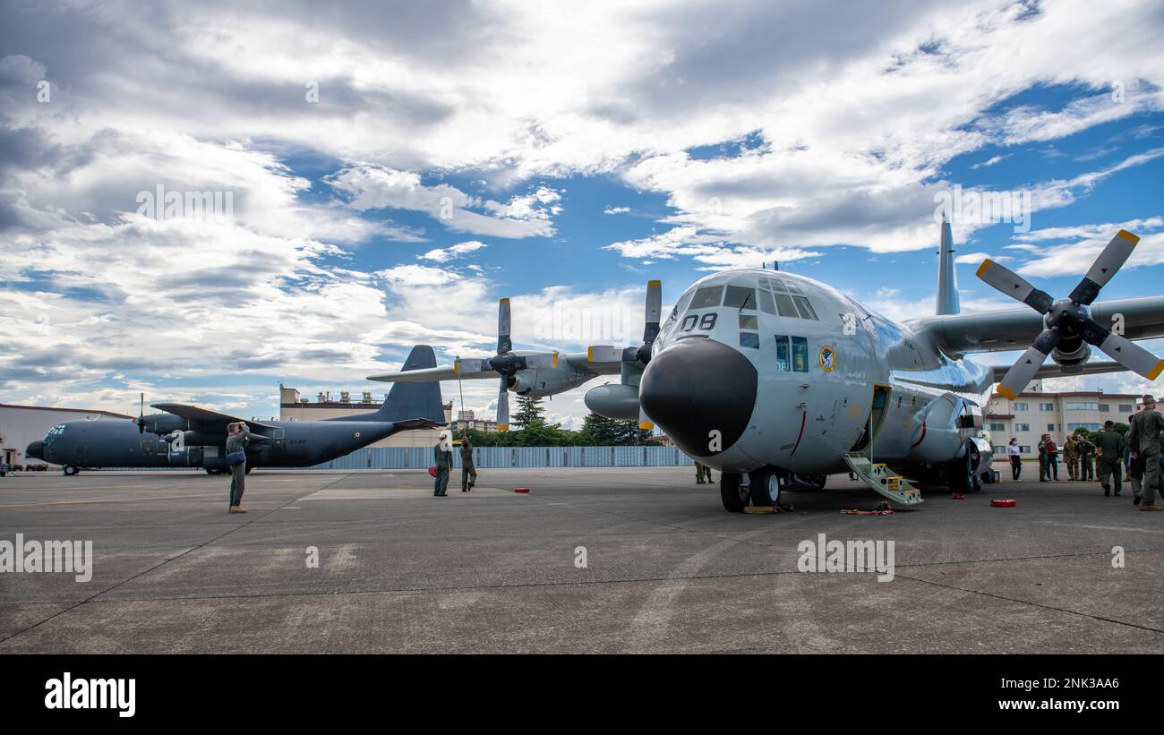 Eine Royal Thai Air Force C-130H Hercules, die zum RTAF 601. Squadron, rechts, gehört, und eine französische Air Force (Armee de L'Air) C-130H Hercules, links, sitzen auf einer Fluglinie am Yokota Air Base, Japan, 11. August 2022. Die französische Luftwaffe und einzeln die 601. Geschwader der Royal Thai Air Force kamen im gleichen Zeitraum nach Japan, um ihre eigenen multilateralen Schulungen durchzuführen. Sowohl Frankreich als auch Thailand sind Teil der Vereinten Nationen, und der Luftwaffenstützpunkt Yokota ist einer von sieben US-Stützpunkten, die für die gemeinsame Verwendung durch das Kommando der Vereinten Nationen auf der Rückseite bestimmt sind. Stockfoto