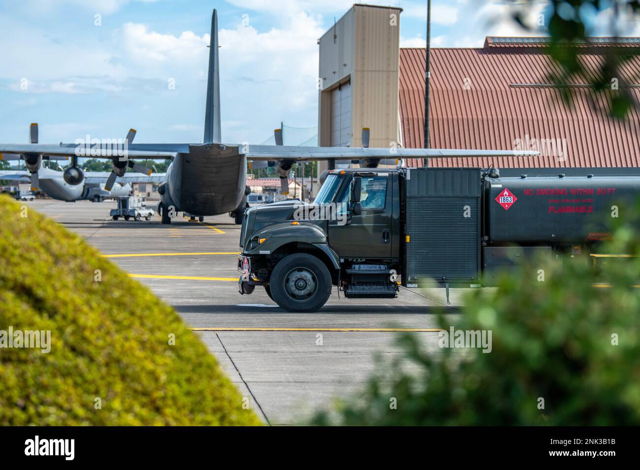 Ein C-130H Hercules mit der französischen Luftwaffe (Armee de L'Air) parkt hinter einem R-11 Tankwagen am Yokota Air Base, Japan, 11. August 2022. Die französische Luftwaffe und einzeln die 601. Geschwader der Royal Thai Air Force kamen im gleichen Zeitraum nach Japan, um ihre eigenen multilateralen Schulungen durchzuführen. Sowohl Frankreich als auch Thailand sind Teil der Vereinten Nationen, und der Luftwaffenstützpunkt Yokota ist einer von sieben US-Stützpunkten, die für die gemeinsame Verwendung durch das Kommando der Vereinten Nationen auf der Rückseite bestimmt sind. Stockfoto