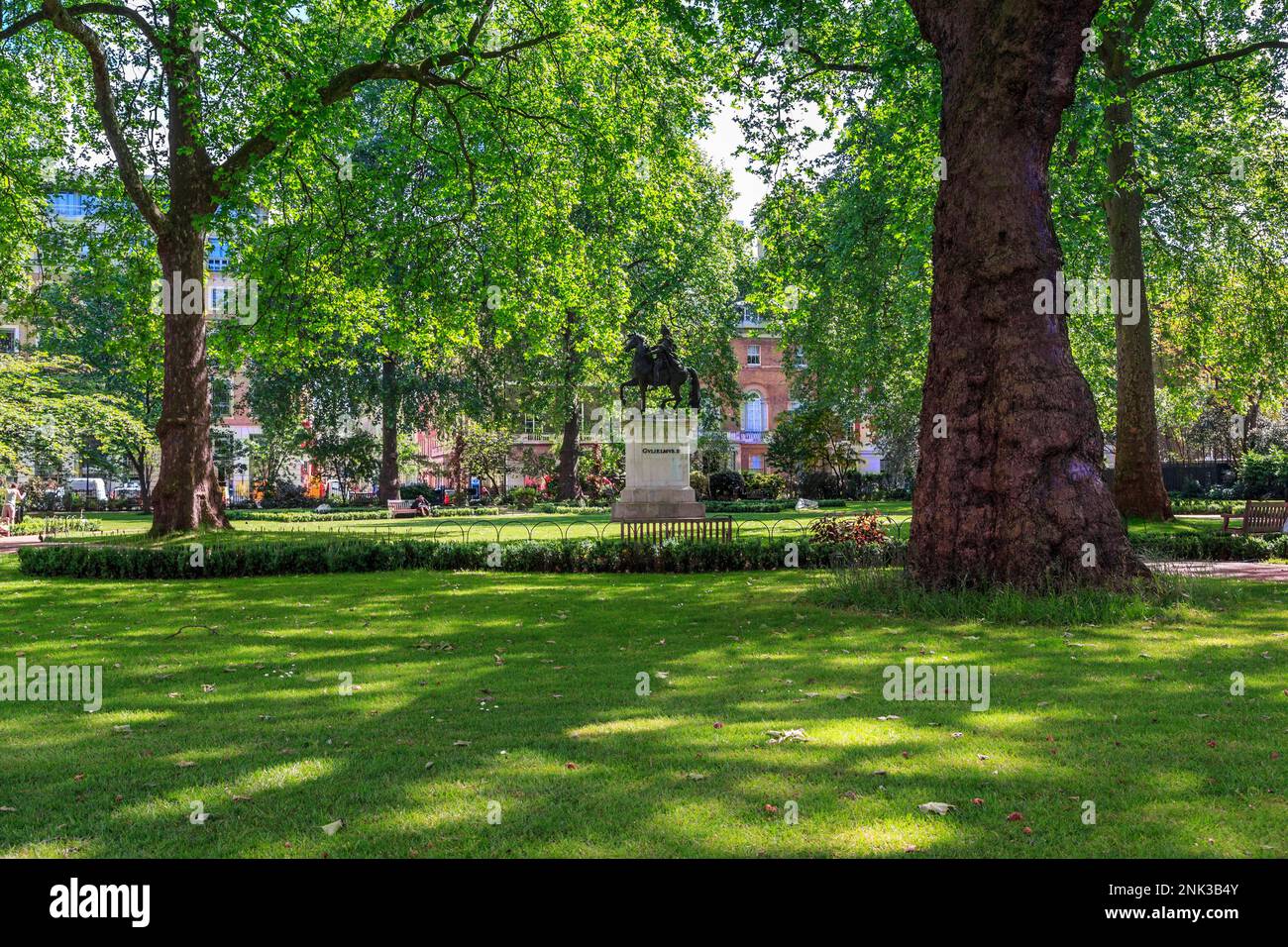 LONDON, GROSSBRITANNIEN - 12. MAI 2014: Das ist Park on the St. James-Platz mit Denkmal für König Wilhelm III Stockfoto