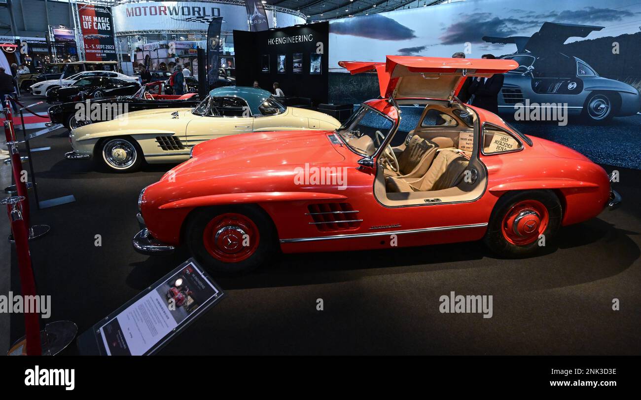 Stuttgart, Deutschland. 23. Februar 2023. Ein Mercedes-Benz 300 SL Coupe Oldtimer aus dem Jahr 1956 steht auf der Retro Classics Messe in den Hallen der Messe Stuttgart. Auf der Retro Classics Messe, die nach Angaben der Veranstalter die weltweit größte Messe für Fahrkultur ist, werden hauptsächlich historische Autos und Zweiräder gezeigt. Kredit: Bernd Weißbrod/dpa/Alamy Live News Stockfoto