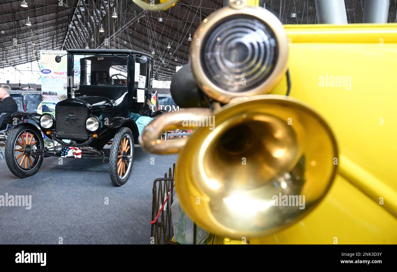 Stuttgart, Deutschland. 23. Februar 2023. Ford T-Modelle aus dem Jahr 1922 stehen auf der Messe Stuttgart auf der Retro Classics Messe. Auf der Retro Classics Messe, die den Veranstaltern zufolge die weltweit größte Fachmesse für Fahrkultur ist, werden hauptsächlich historische Autos und Zweiräder gezeigt. Kredit: Bernd Weißbrod/dpa/Alamy Live News Stockfoto