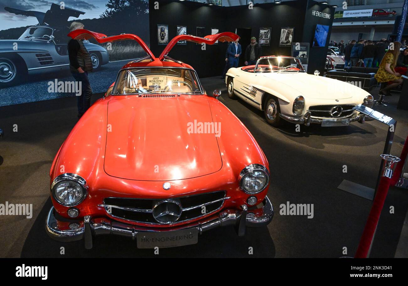 Stuttgart, Deutschland. 23. Februar 2023. Ein Mercedes-Benz 300 SL Coupe Oldtimer aus dem Jahr 1956 steht auf der Retro Classics Messe in den Hallen der Messe Stuttgart. Auf der Retro Classics Messe, die den Veranstaltern zufolge die weltweit größte Fachmesse für Fahrkultur ist, werden hauptsächlich historische Autos und Zweiräder gezeigt. Kredit: Bernd Weißbrod/dpa/Alamy Live News Stockfoto