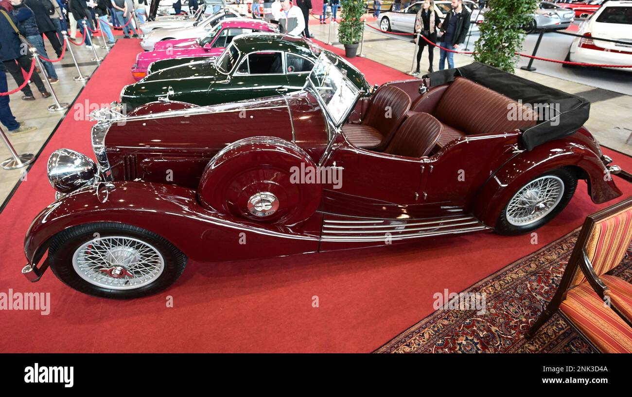 Stuttgart, Deutschland. 23. Februar 2023. Ein Alvis-Oldtimer aus dem Jahr 1938 steht auf der Retro Classics Messe in den Hallen der Messe Stuttgart. Auf der Retro Classics Messe, die nach Angaben der Veranstalter die weltweit größte Messe für Fahrkultur ist, werden hauptsächlich historische Autos und Zweiräder gezeigt. Kredit: Bernd Weißbrod/dpa/Alamy Live News Stockfoto