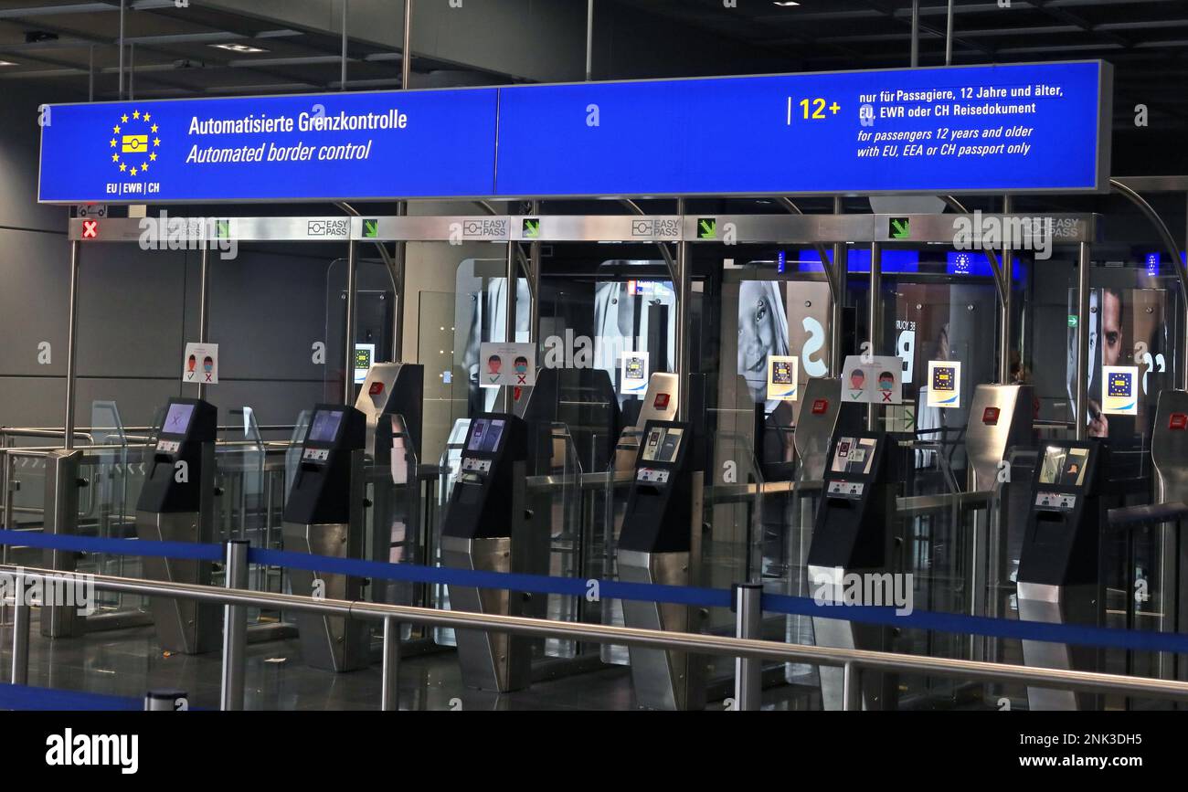Automatisierte Grenzkontrollen im EU-Pass, automatische Grenzkontrollautomaten ohne Warteschlange am internationalen Flughafen Frankfurt Stockfoto