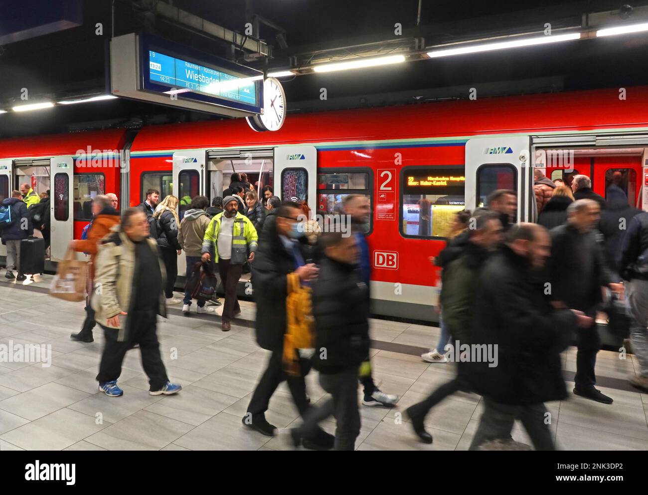 Geschäftiger DB Regio Mitte EMU-Elektrozug Frankfurt Flughafen, integrierter Bahnhof, Plattform für Verbindungen nach Mainz, Wiesbaden und Koblenz, Hess, Deutschland Stockfoto