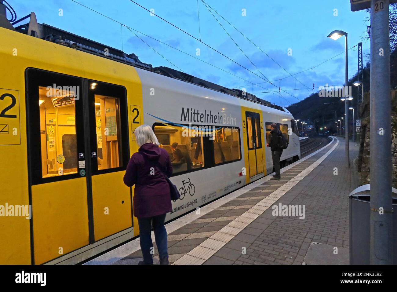 DER ELEKTROZUG DB Regio Mitte EMU in Bacherach, Rheinland-Pfalz, am Abend Stockfoto