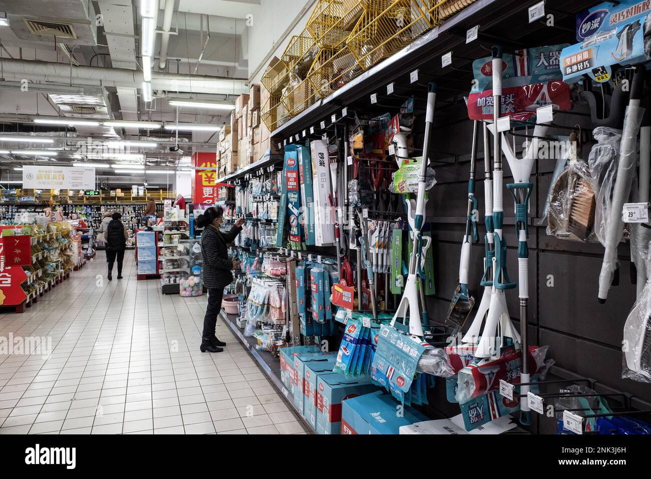 Ein Käufer überprüft Produkte in den Regalen eines Carrefour-Geschäfts in Wuhan. Carrefour trat im Jahr 1995 in den chinesischen Markt ein und expandierte sehr schnell, um einen großen Marktanteil zu sichern. Die Einnahmen nahmen jedoch mit zunehmender Konkurrenz ab. Im Jahr 2019 verkaufte der französische Einzelhändler rund 80 % seines „verlustbringenden“ Geschäftsbereichs in China für 4,8 Mrd. CNY an den in Jiangsu ansässigen „Suning“, was zu diesem Zeitpunkt 699 Mio. USD entsprach. In diesem Monat haben Berichte über Engpässe in vielen lokalen Carrefour-Filialen die Aufmerksamkeit der Kunden erregt. Einige Leute begannen sich darüber zu beschweren Stockfoto