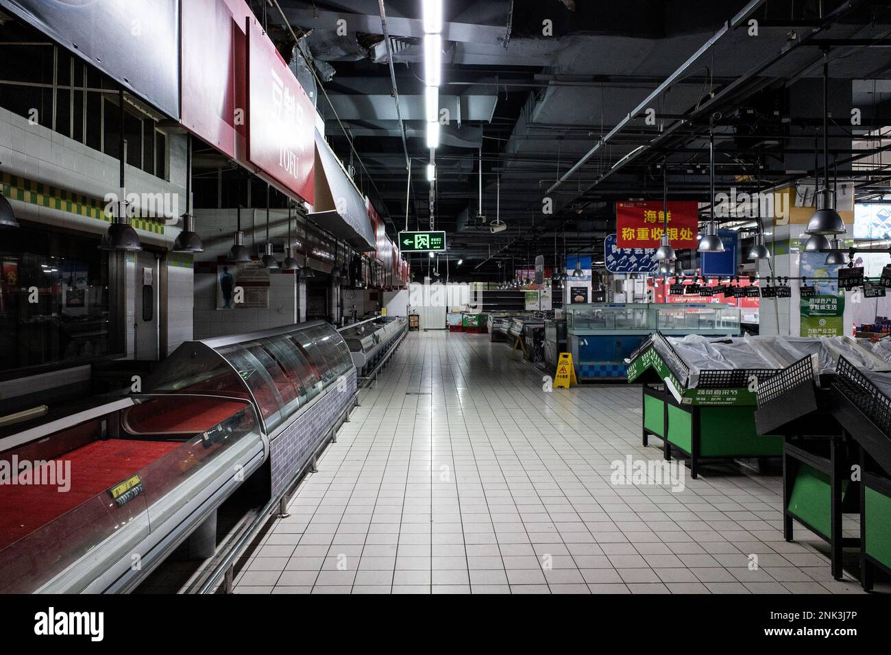 Die Fleischer- und Frischabteilung wurde in einem Carrefour-Laden in Wuhan geräumt. Carrefour trat im Jahr 1995 in den chinesischen Markt ein und expandierte sehr schnell, um einen großen Marktanteil zu sichern. Die Einnahmen nahmen jedoch mit zunehmender Konkurrenz ab. Im Jahr 2019 verkaufte der französische Einzelhändler rund 80 % seines „verlustbringenden“ Geschäftsbereichs in China für 4,8 Mrd. CNY an den in Jiangsu ansässigen „Suning“, was zu diesem Zeitpunkt 699 Mio. USD entsprach. In diesem Monat haben Berichte über Engpässe in vielen lokalen Carrefour-Filialen die Aufmerksamkeit der Kunden erregt. Einige Leute begannen sich zu beschweren Stockfoto